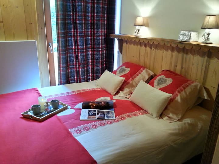 Chumba kilicho na kitanda katika 160 x 200 na bafu la karibu (mtazamo kwenye dirisha la Kifaransa)