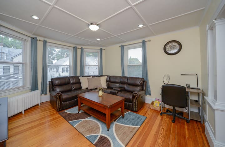 Huge & Clean 5 BR/2BA - 15 mins to Boston
