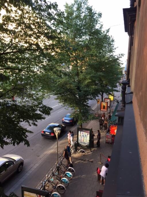 Sveavagen, city bikes , chines and mongolian restaurant , lion and monks amerikan bar in the same blok ,urban deli cross the road, 1 mins to hotorget subway , bus station front of the apartment , etc.
