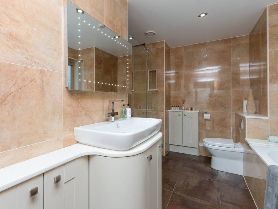 Forth Bridges View Ukc3902 April 21 House In Dunfermline United Kingdom 5 Bedroom 4 Bathroom