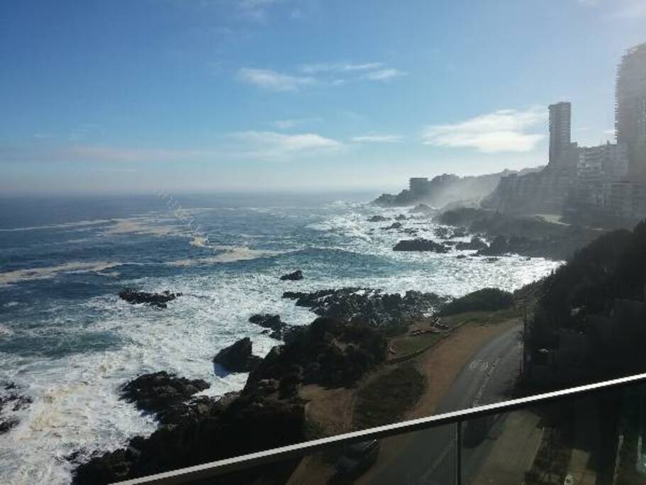 Vista desde la terraza en un día de sol sobre las rocas de Costa Brava.