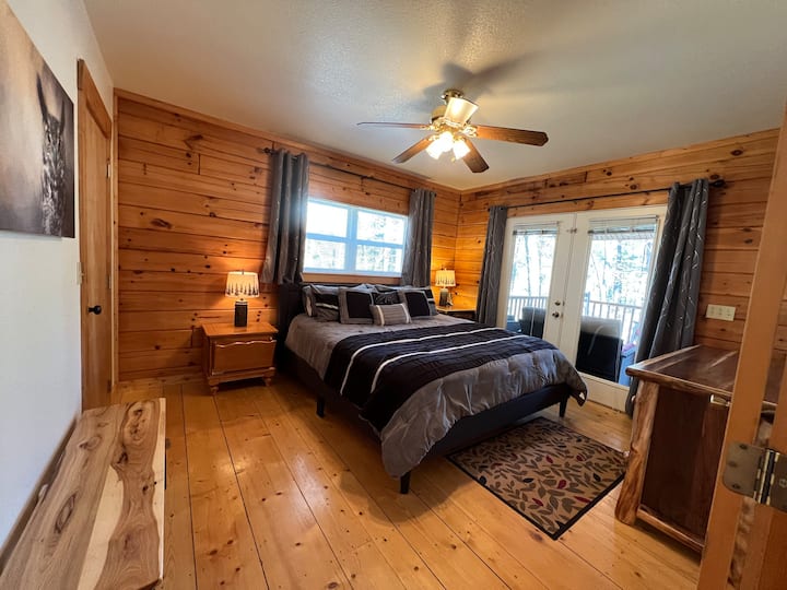 Dormitorio principal en la planta superior con terraza