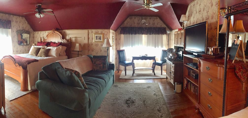 Penrose House Suite for 4
(Lic. No. TBES-AVZSAR)