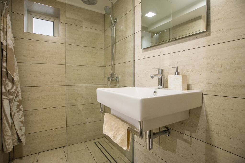 Baño de diseño y ducha tipo lluvia...
