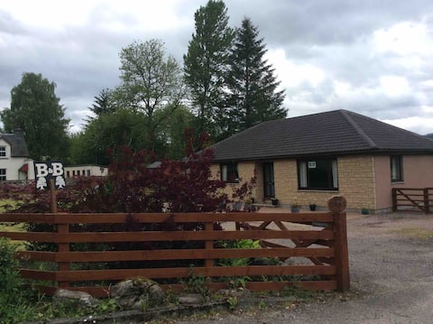 The Oaks, Relaxing, homely (2) Red