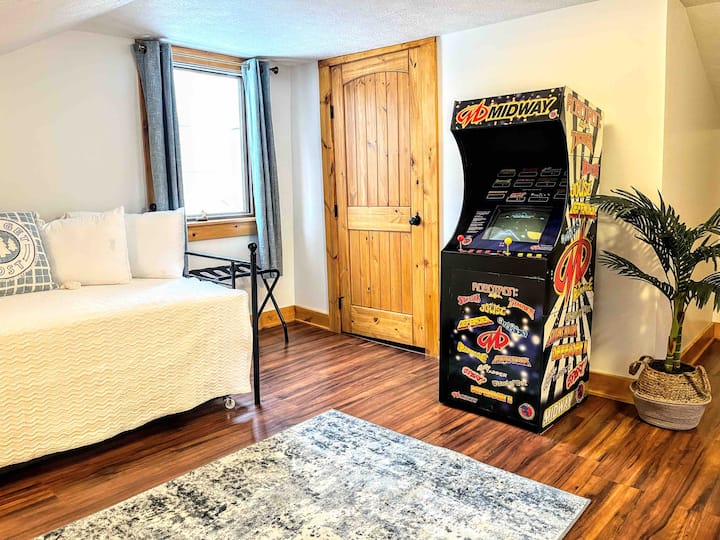 Na druhej strane schodov zo spálne je podkrovie s pohovkou a video arkádovým herným automatom. Spolu s plnou, novo pridanou krásnou kúpeľňou.