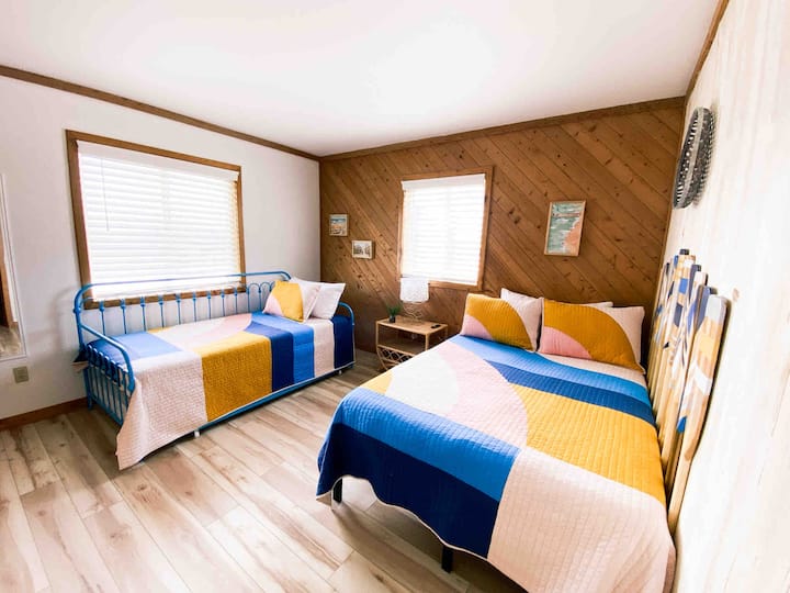 Double bed with twin trundle