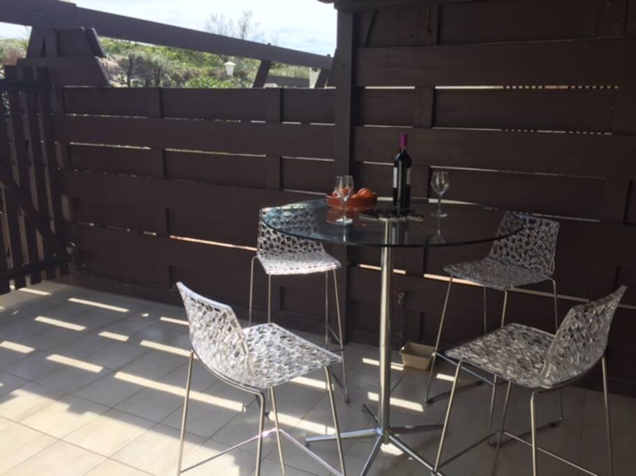ou à l'abri du soleil sur la même terrasse