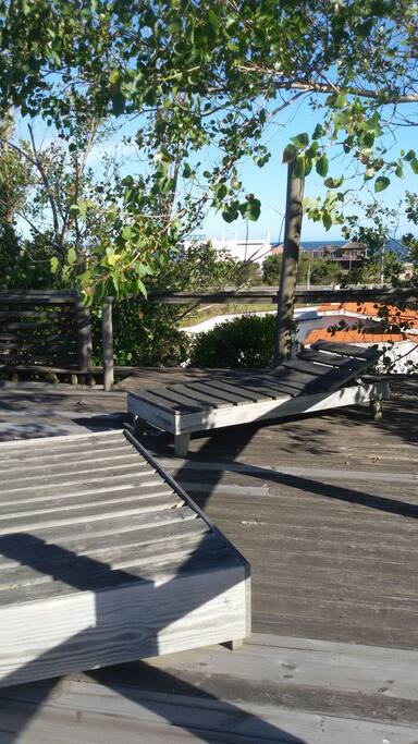 En la terraza de la casa existe un solárium desde el cual se ve el mar