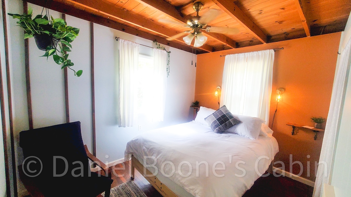 تحتوي غرفة النوم هذه على زاوية قراءة صغيرة مع كرسي مريح (مريح جدًا)! يتم إحضار وفرة من الضوء الطبيعي عند فتح الستائر المخملية ، وإذا كنت تريد ضوءًا ناعمًا ودافئًا ومريحًا ، فيمكنك تشغيل أضواء الجدار بجانب السرير. 