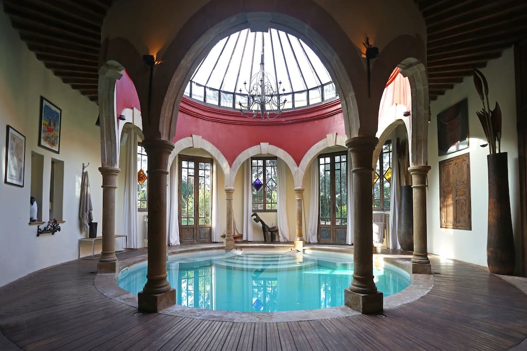 Le coeur de la villa avec sa piscine intérieure couverte d'une immense verrière