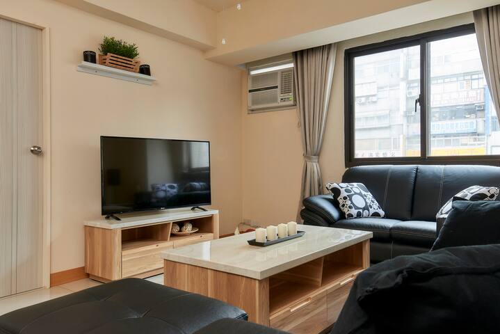 H&K 3/2 SOGO SOHO at Zhongxiao Fuxing gallery image 3