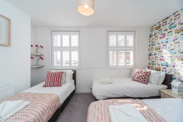 Много харесахме фънки тапети с каравани за каравани VW тук. Тази стая може да бъде три единични или единични. От прозорците има директен изглед към морето 