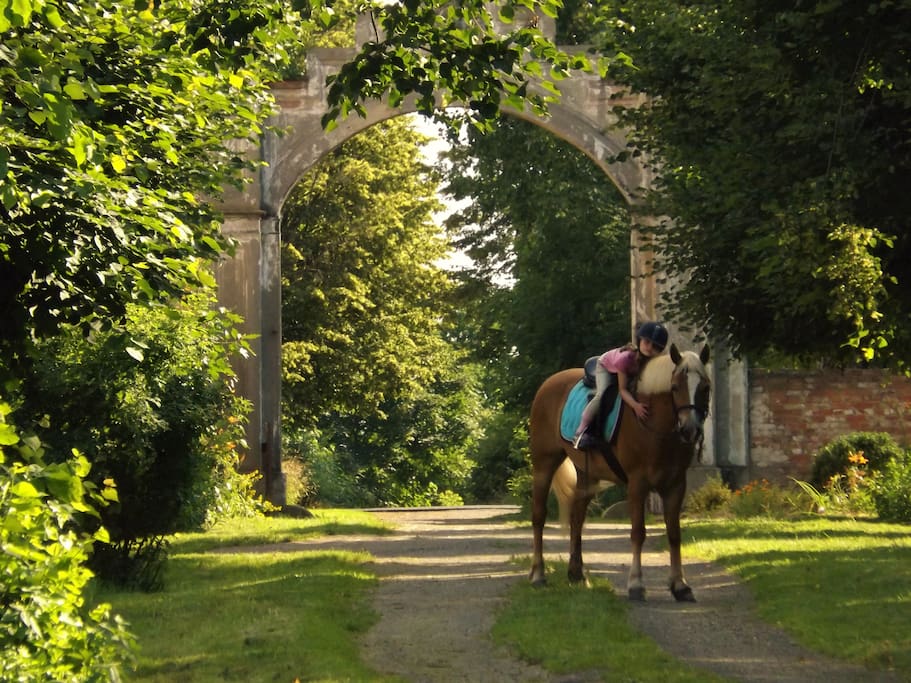 Ava and Danny behind the lovely arch gate