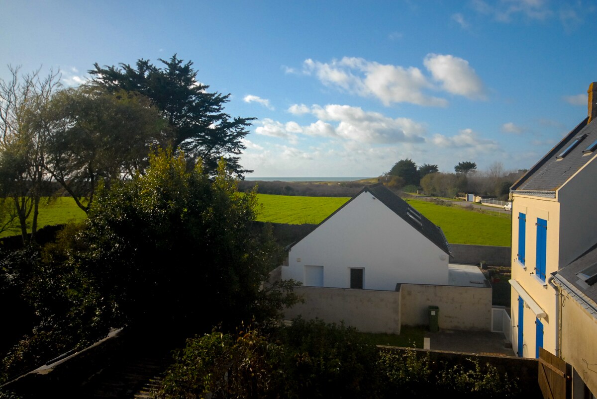 נוף קטן לים מהקומה הראשונה