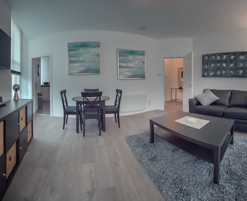 Amazing City Center Apartment -52 Guild Street