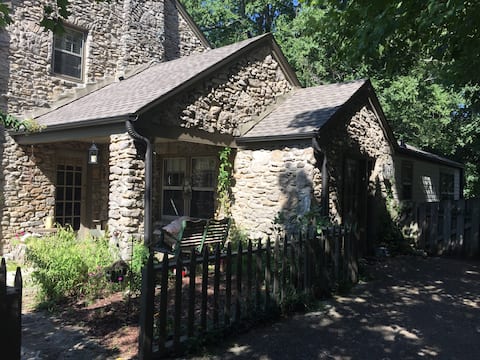 Popular Airbnb listing: Green Hills Guest Cottage in Green Hills Midtown