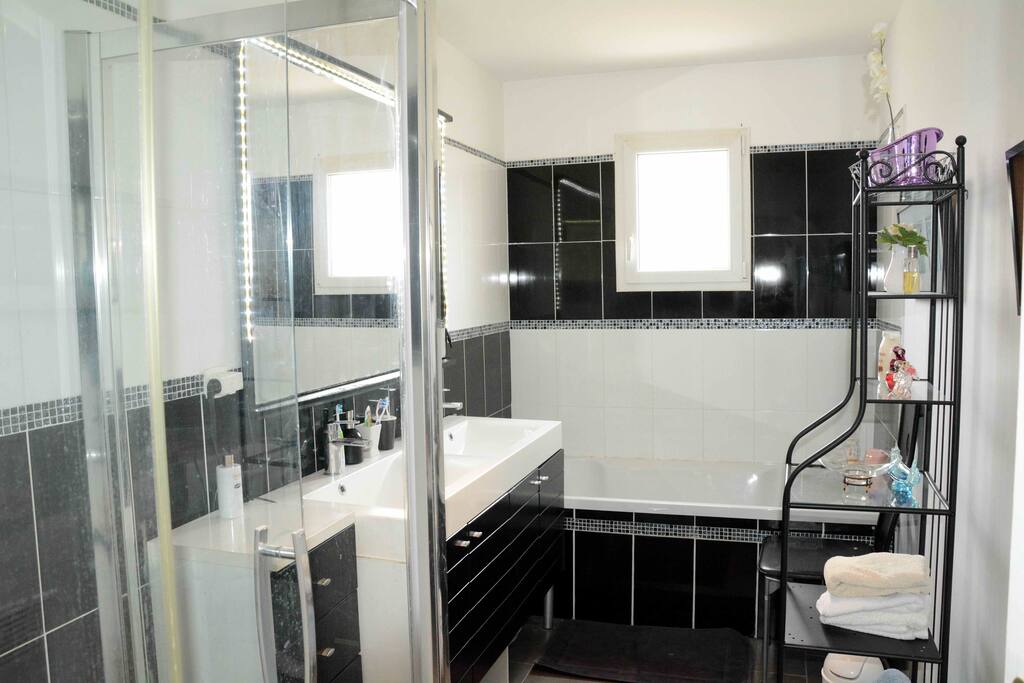 salle de bain douche, baignoire, double vasque