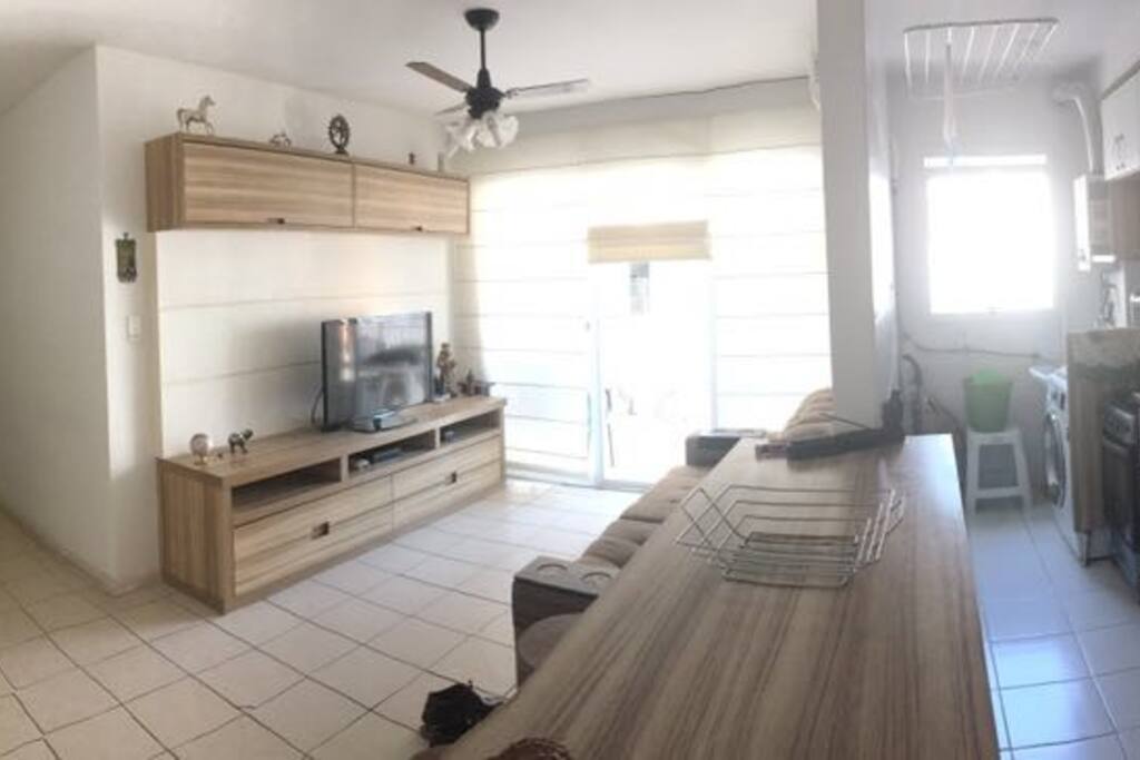 sala e cozinha com ar condicionado e tv 40 com canais em HD