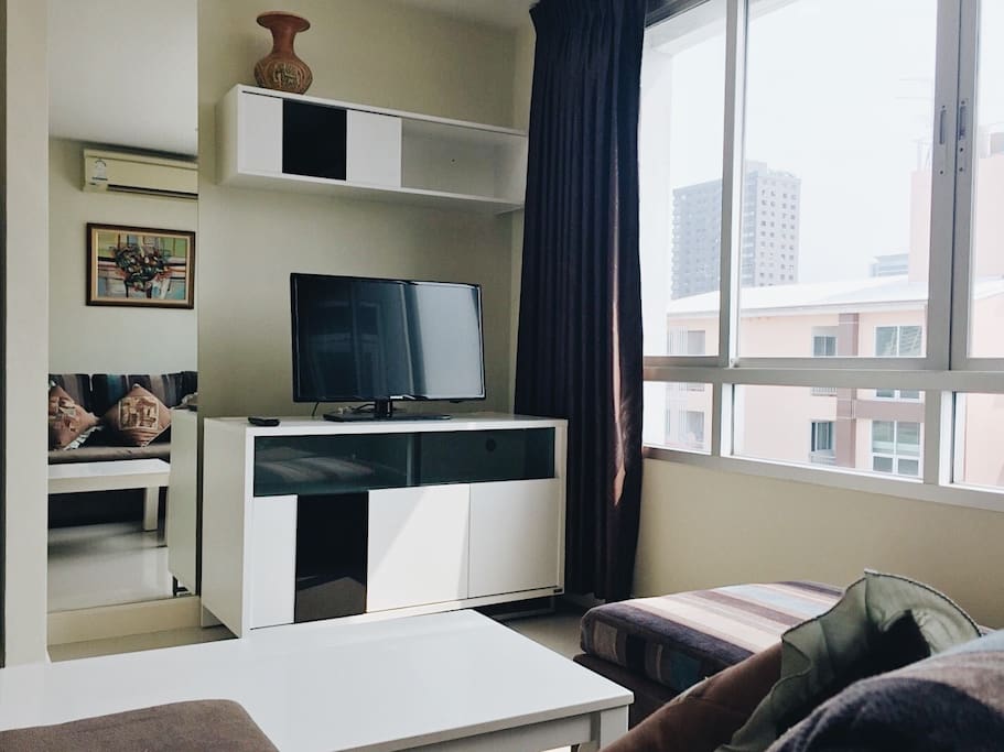 Living room + TV with Netflix