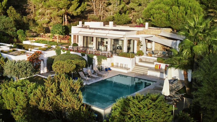 Luxury-Heated Infinity Pool-Retreat-Sunset