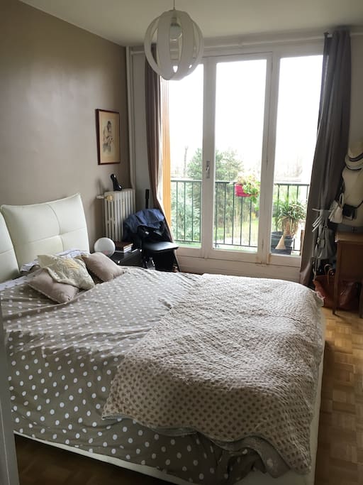 Chambre avec lit double Queen size a mémoire de forme.