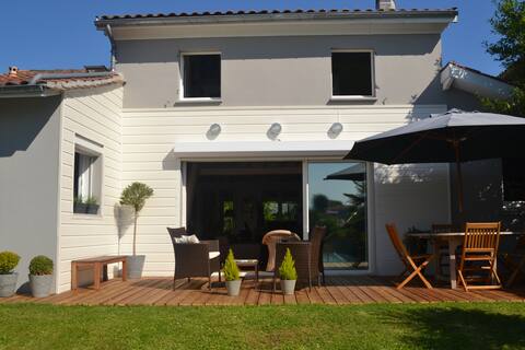 Quiet house with pool near Bordeaux