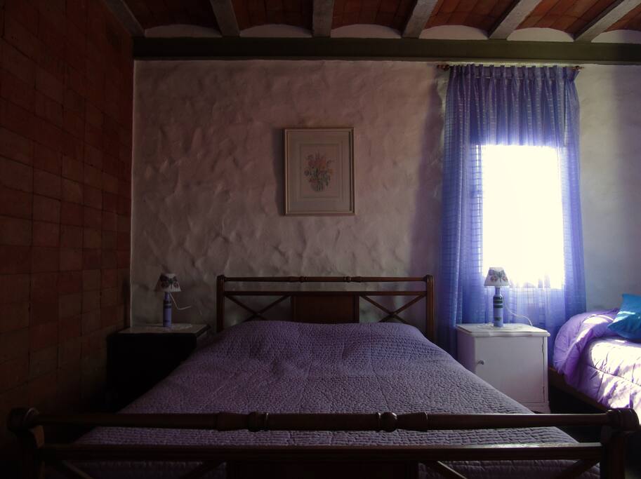 La habitación cuenta con una cama doble y una individual. Mesas de luz y placares cómodos. Espejos. Mesa plegable y banquetas. Cortinas blackout y cortinas de voile. Decoración sencilla, pero mucha calidez.