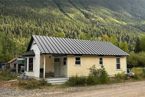 Newly remodeled  House w/deck & field along Creek