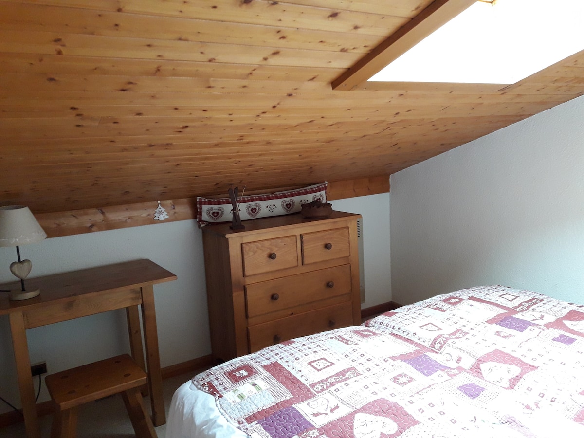 2 ადამიანისთვის განკუთვნილი ადგილი სხვენის ქვეშ, ველუქსით.