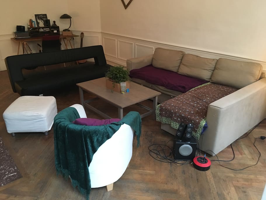 deux canapés lits + possibilité d'un matelas double en plus.