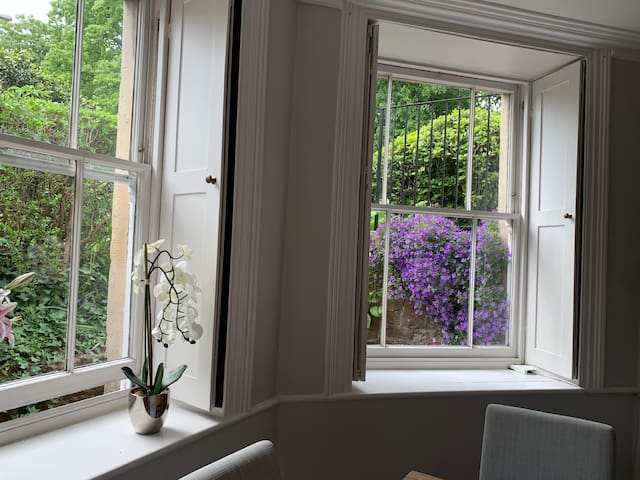 Beautiful 2 bedroom Garden flat with own parking gallery image 4