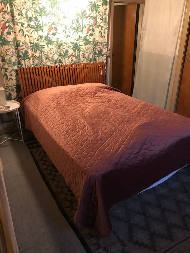 Uno de los dos dormitorios/árboles en la planta baja.