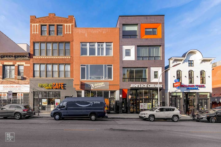 4 Bedroom Penthouse Loft in Heart of Wicker Park gallery image 2