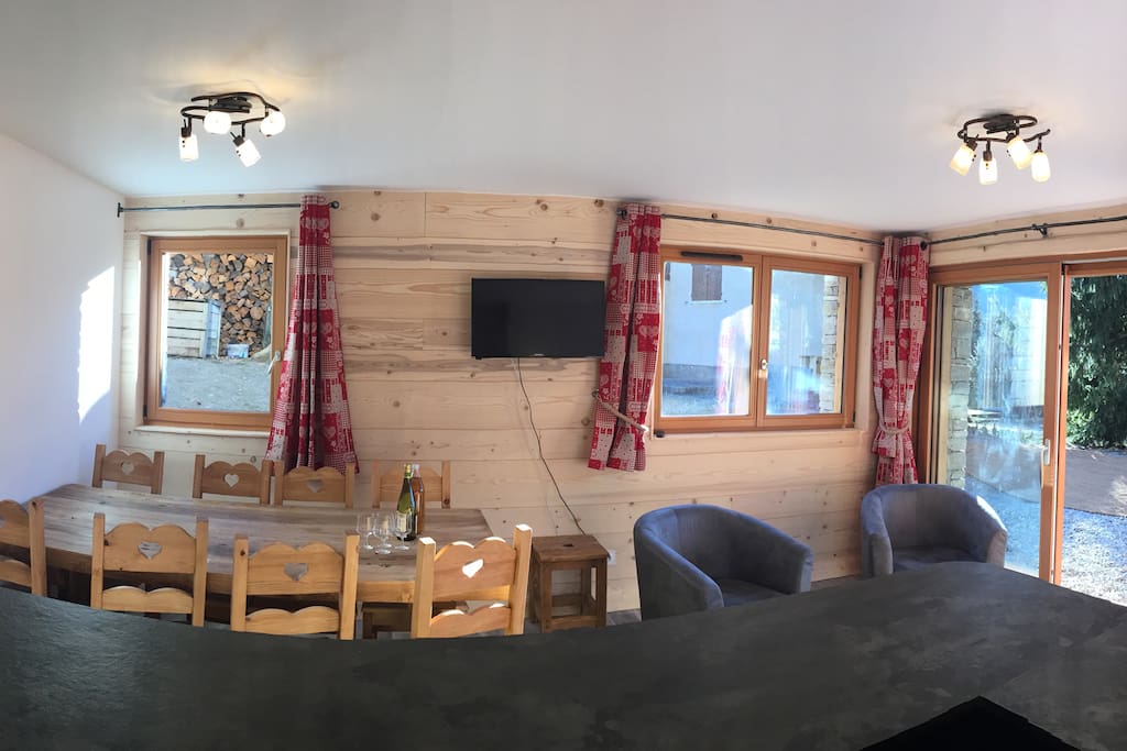 Bar ouvert sur le salon et coin à manger