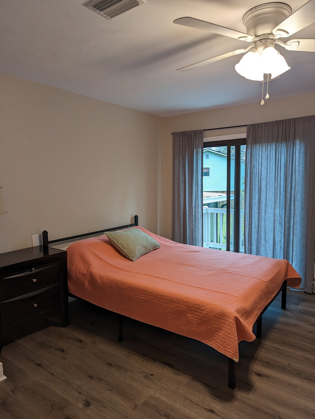 Treći glavni apartman s vlastitom kupaonicom nalazi se na drugom katu. Balkon s pogledom na dvorište.