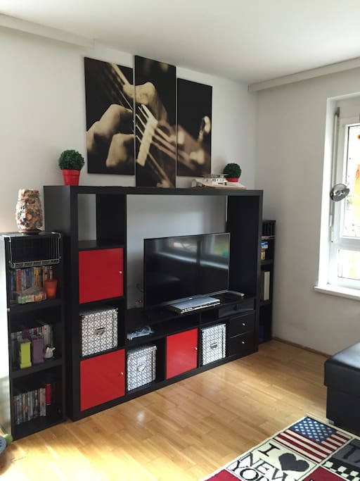 Living Room, TV (incl. Amazon Prime and Netflix)