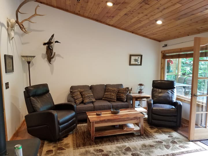 Creekside Cozy Cabin Cabins for Rent in Estacada, Oregon, United