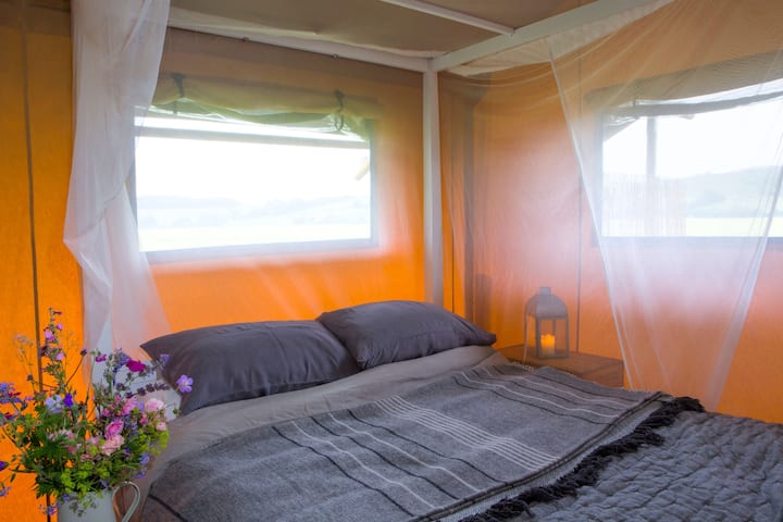 Das Hauptschlafzimmer mit Himmelbett und Kingsize-Bett