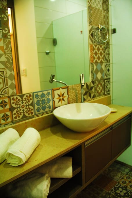 Banheiro amplo com boxes de banho e vaso sanitário