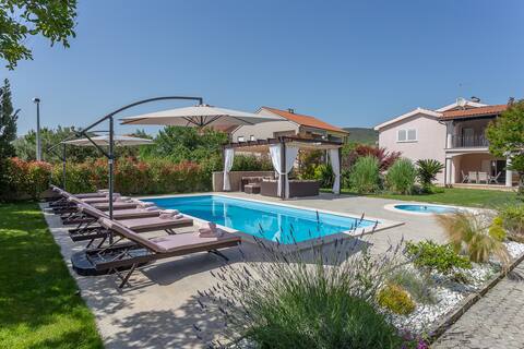Cozy Home★Big Garden★Jacuzzi★Heated Pool★FreeBikes