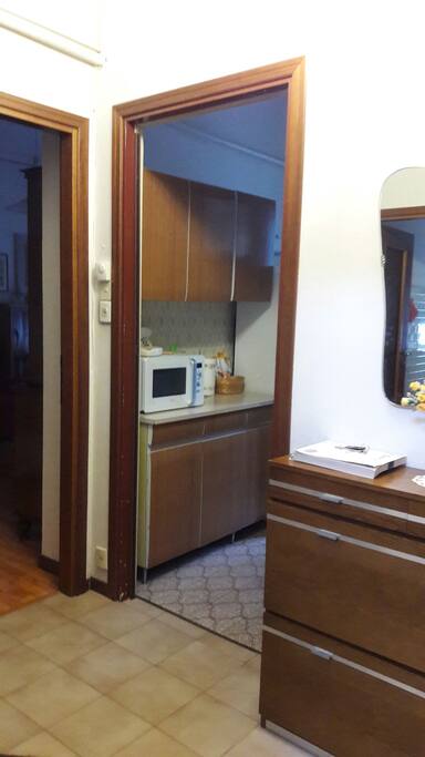 Entrée de l'appartement donnant sur la cuisine et le séjour.