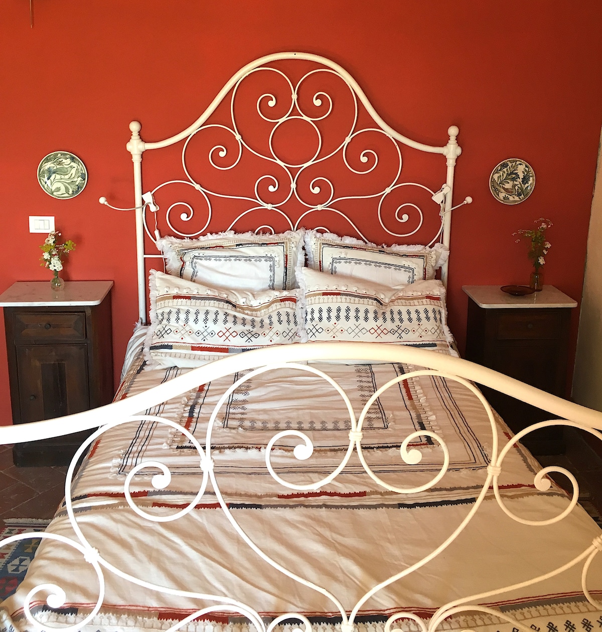 Dormitorio principal en la planta baja con exquisitos detalles decorativos tradicionales.