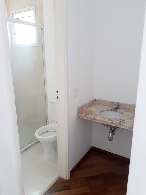 Lavabo separado do banheiro. Conforto para quem escova os dentes enquanto o outro toma banho.