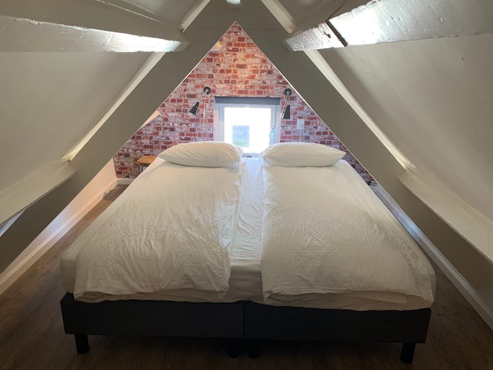 En el dormitorio, con vistas a los campos de bombillas, tiene una excelente cama. Los huéspedes suelen indicar que han dormido maravillosamente.