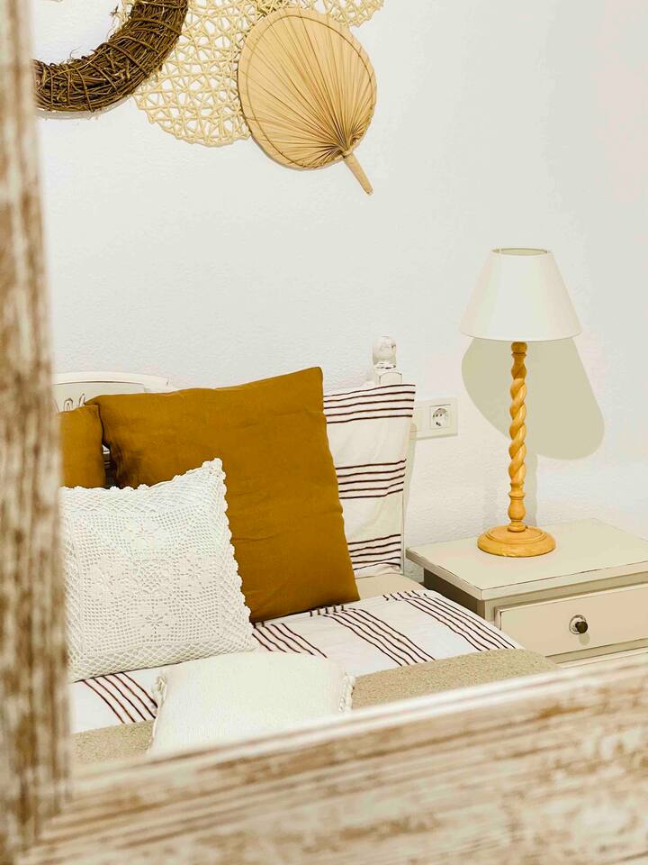 חדר שינה גדול עם מיטה זוגית נוחה