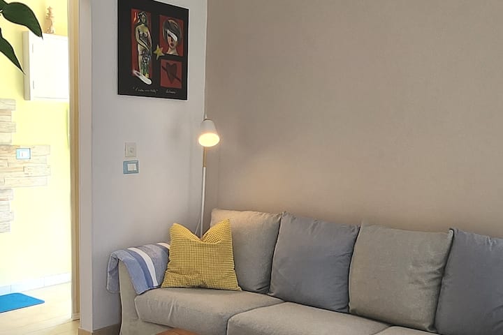 Casa Claudia Tra Pineta E Mare.
Grazioso Appartamento Indipendente Ad 1 Km Dal Mare E Dalla Pineta Di Viareggio,in Strada Residenziale Con Ampio Parcheggio Gratuito,tanti I Servizi Raggiungibili A Piedi: Supermarket, Panificio, Bar Pasticceria, Banca - Viareggio