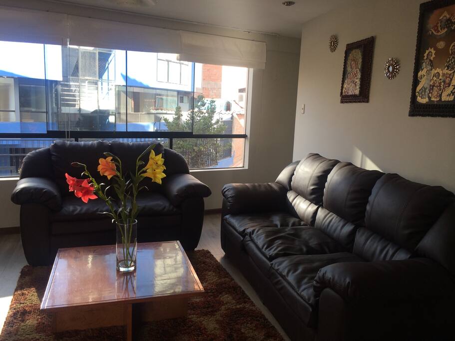 Sala con muebles para 5 personas