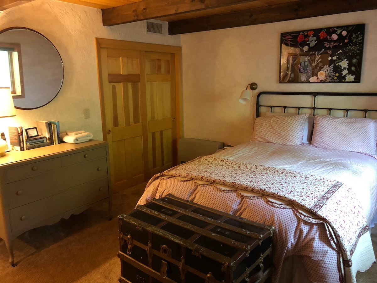 ห้องนอนใหญ่พร้อมผ้านวมและผ้าคลุมเตียงสไตล์ฝรั่งเศสผ้าคลุมเตียงสไตล์วินเทจตู้เสื้อผ้าและตู้เสื้อผ้าคู่มู่ลี่ไฟฟ้าดับ + ภูเขา = การนอนหลับที่น่าทึ่ง