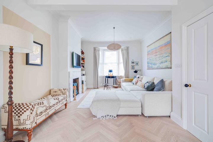 Architect designed 4-bedroom house free parking gallery image 4